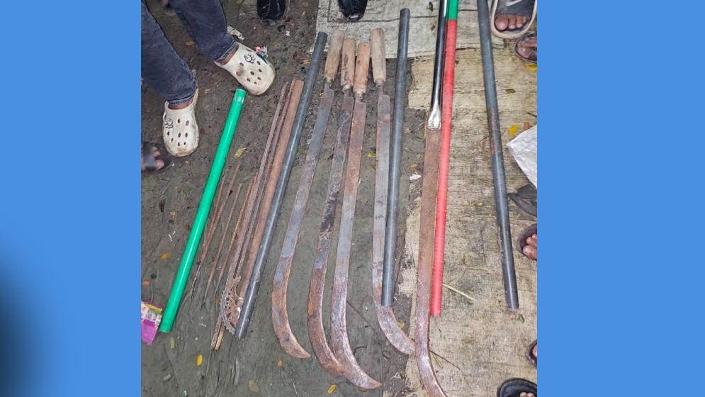 রায়পুরে আ. লীগ নেতার ঘর থেকে ১৮ দেশীয় অস্ত্র উদ্ধার